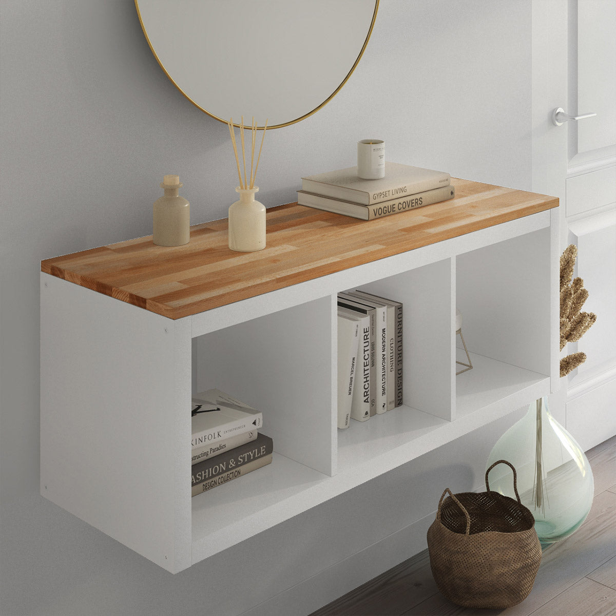 Kallax Sideboard mit 3 Regalfächern und einer Vollholzplatte aus Buche, das an einer Wand befestigt ist.