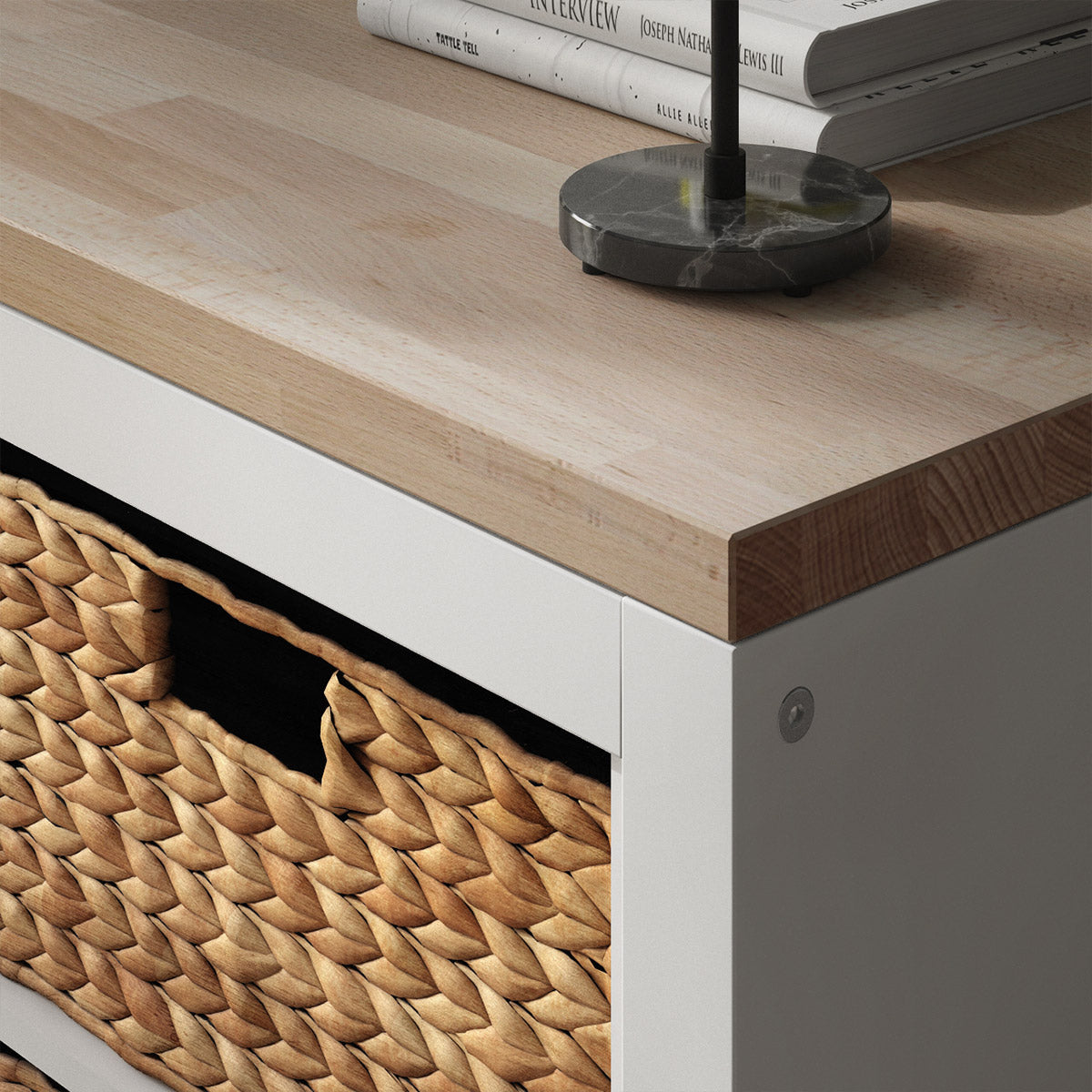 Nahaufnahme einer Kallax Holzplatte aus Buche auf einem IKEA Kallax Regal.