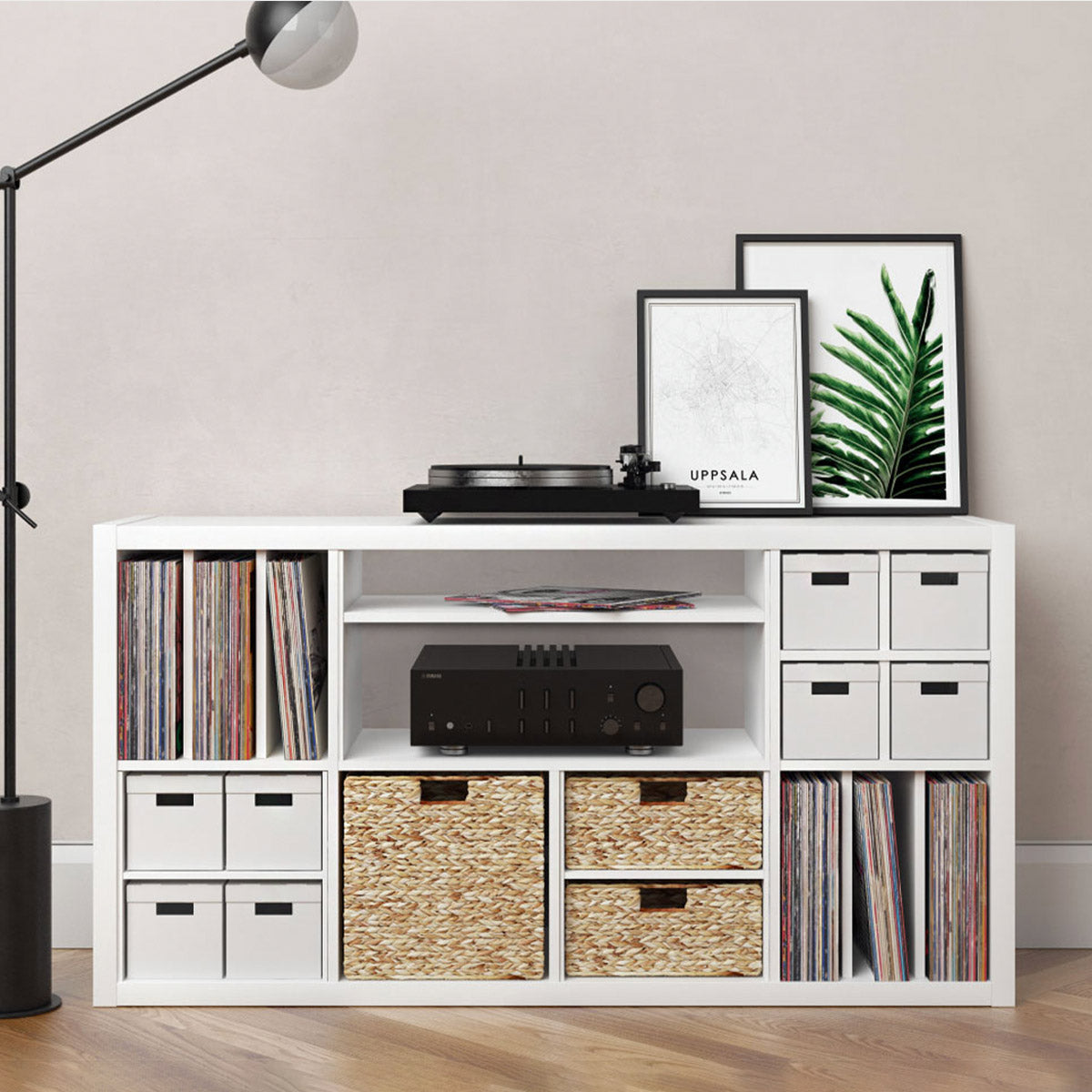 Kallax EInsatz, der 2 Regalfächer zu einem verbindet. Mit einem weiteren, waagerechten Fachboden