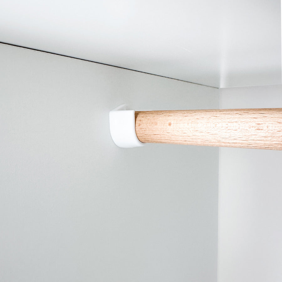 Nahaufnahme der Kleiderstange aus Buchenholz. Die Halterungen sind einfach links und rechts im Regalfach montierbar.