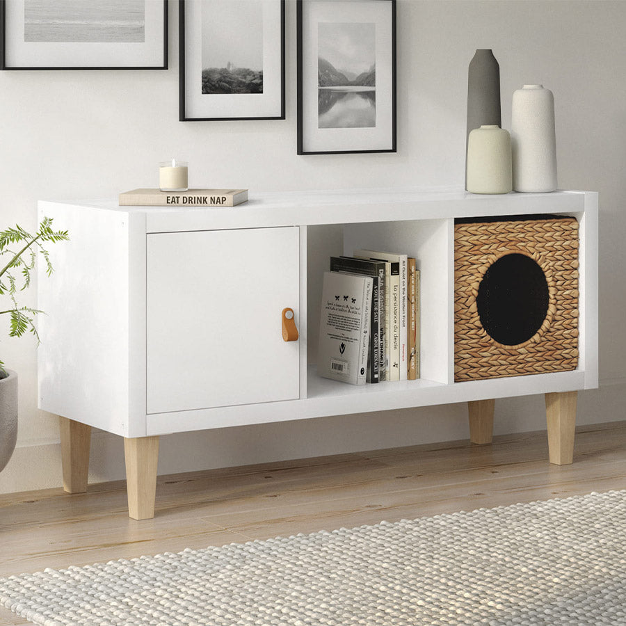 Weißes IKEA Lowboard mit stylischen Regalfüßen