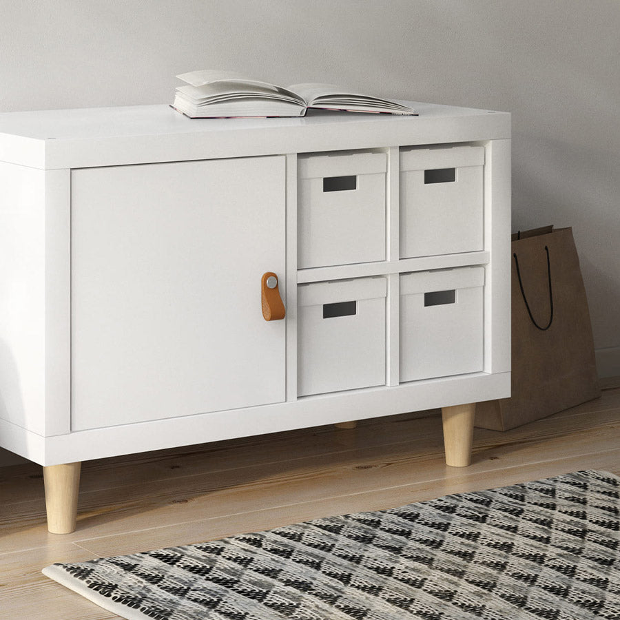 Weißes Lowboard mit kegelförmig geformten Schrankfüßen