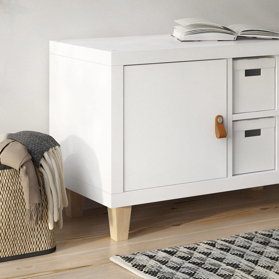 IKEA Lowboard mit pyramidenförmigen Holzbeinen