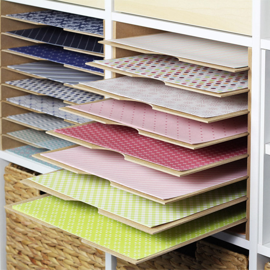 Ablage für bunte Scrapbooking-Papiere mit 9 Fächern. Alle Zwischenböden sind ausziehbar und besitzen eine praktische Griffmulde.