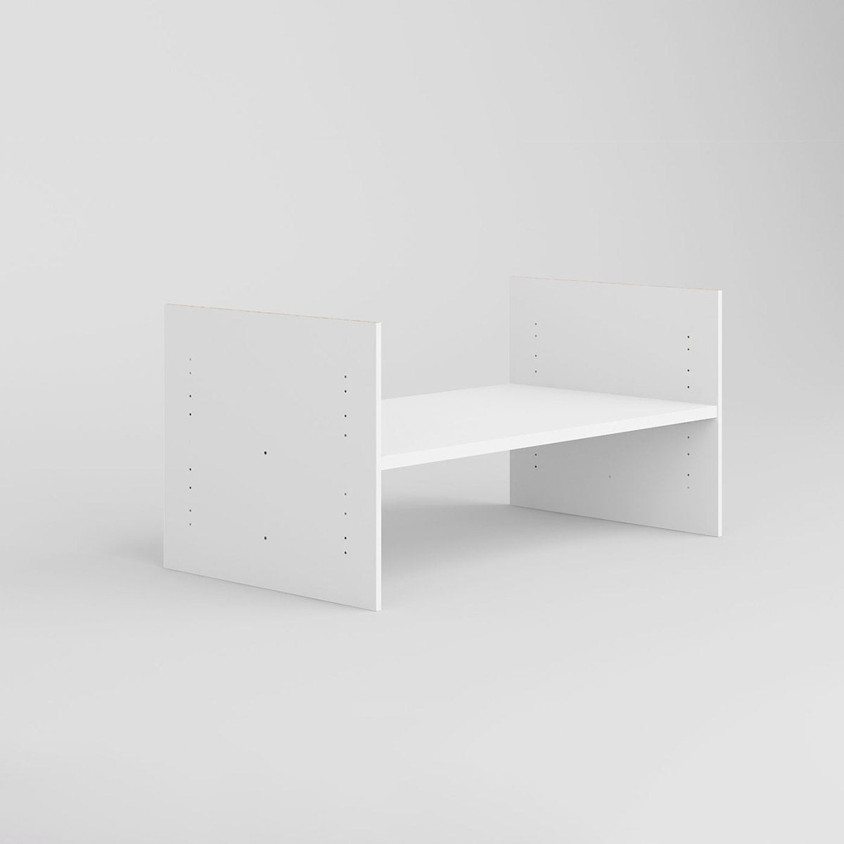 Weißer Regaleinsatz, der 2 Kallax Fächer zu einem Fach verbindet.