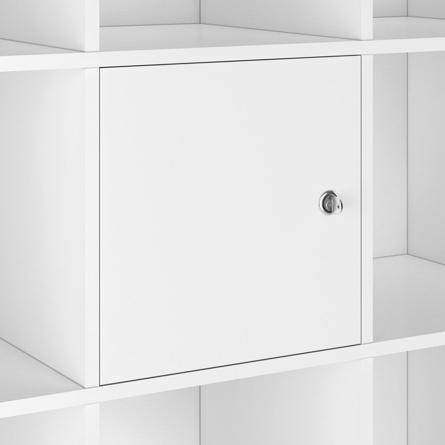 Schrägansicht eines Kallax Regals. Ein Regalfach ist mit einer Tür ausgestattet. Die Tür lässt sich abschließen.