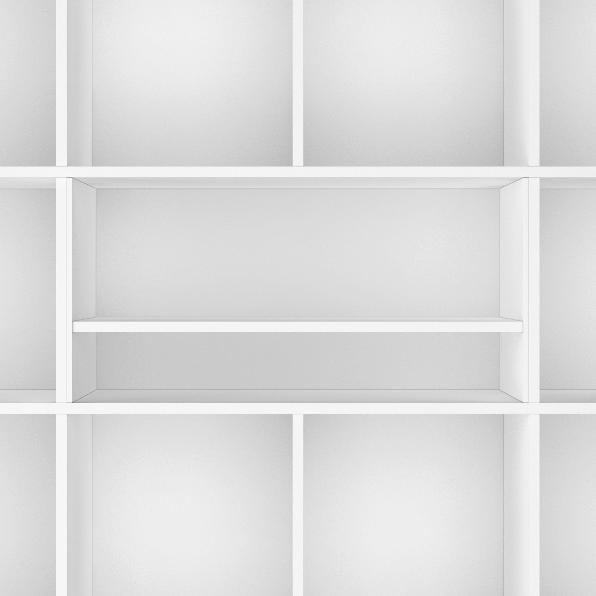 Weißer Regaleinsatz, der 2 Kallax Fächer zu einem verbindet. Mit einem zusätzlichen, waagerechten Zwischenboden