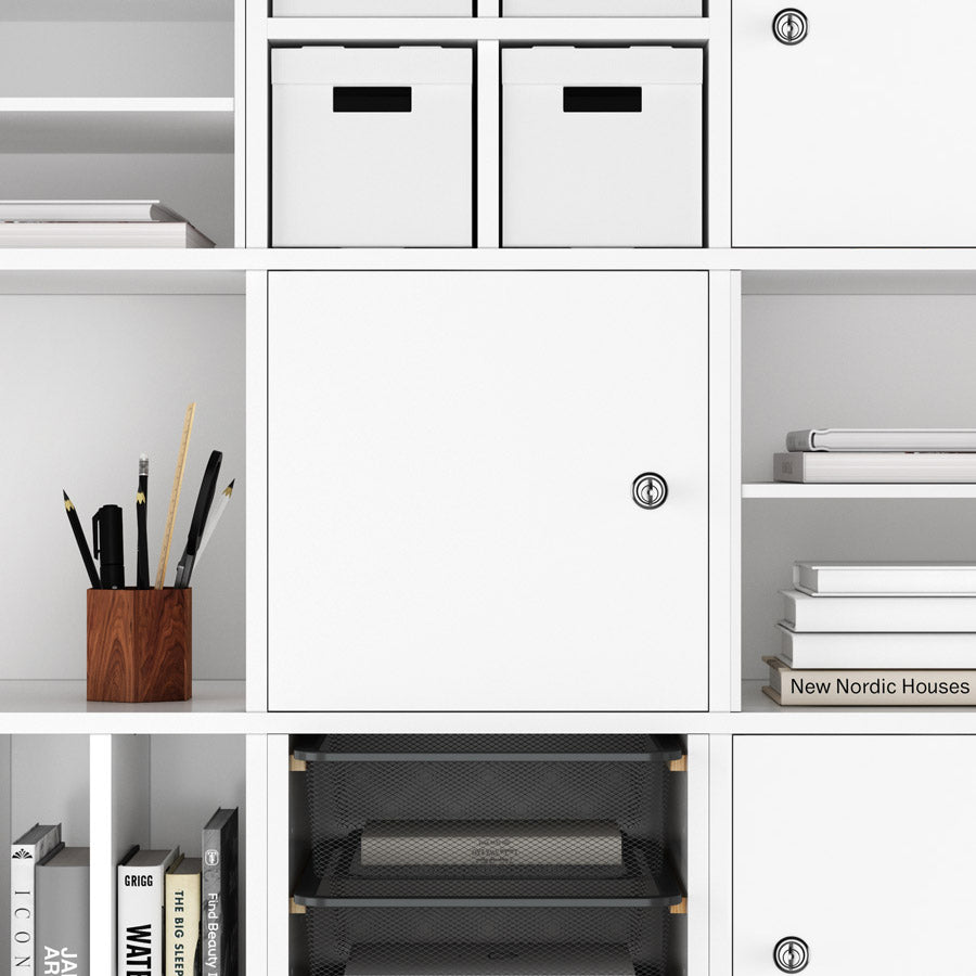 Beispielbild eines Kallax Regals mit Büro-Ausstattung. In der Mitte befindet sich eine Tür mit Schlüssel.