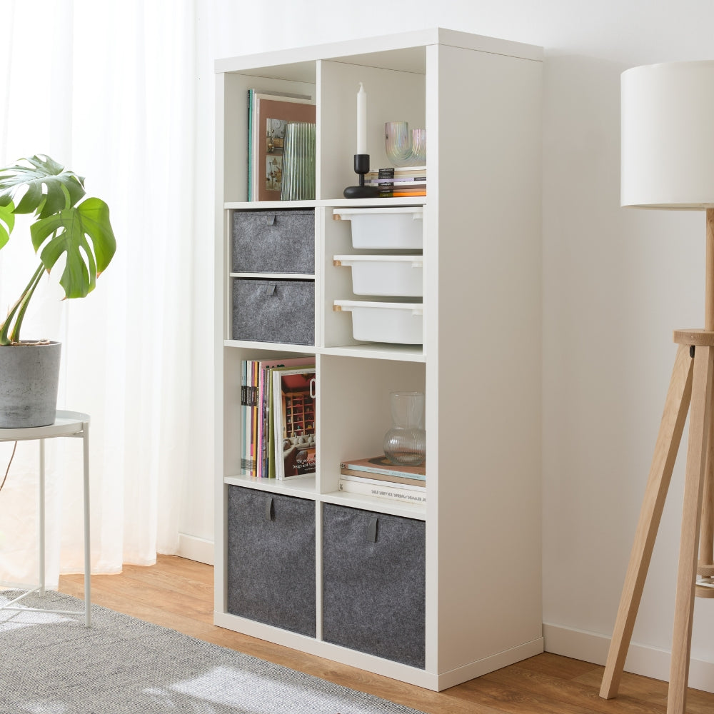 Weißes Kallax Regal mit 3 Schubladen auf Holzschienen, unterschiedlichen Filzboxen und Dekobjekten.