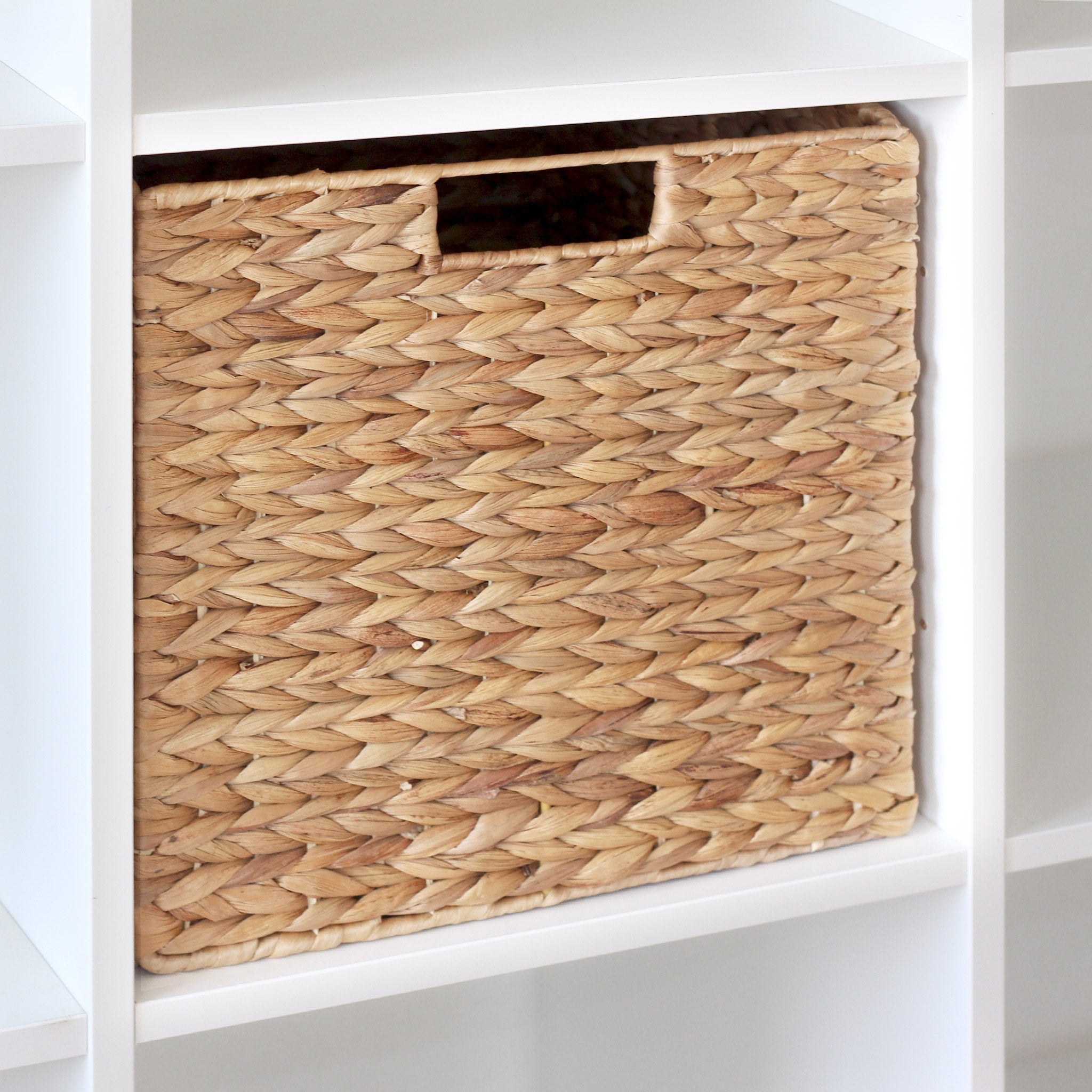 Schrägansicht des Flechtkorbes mit Griffmulde.