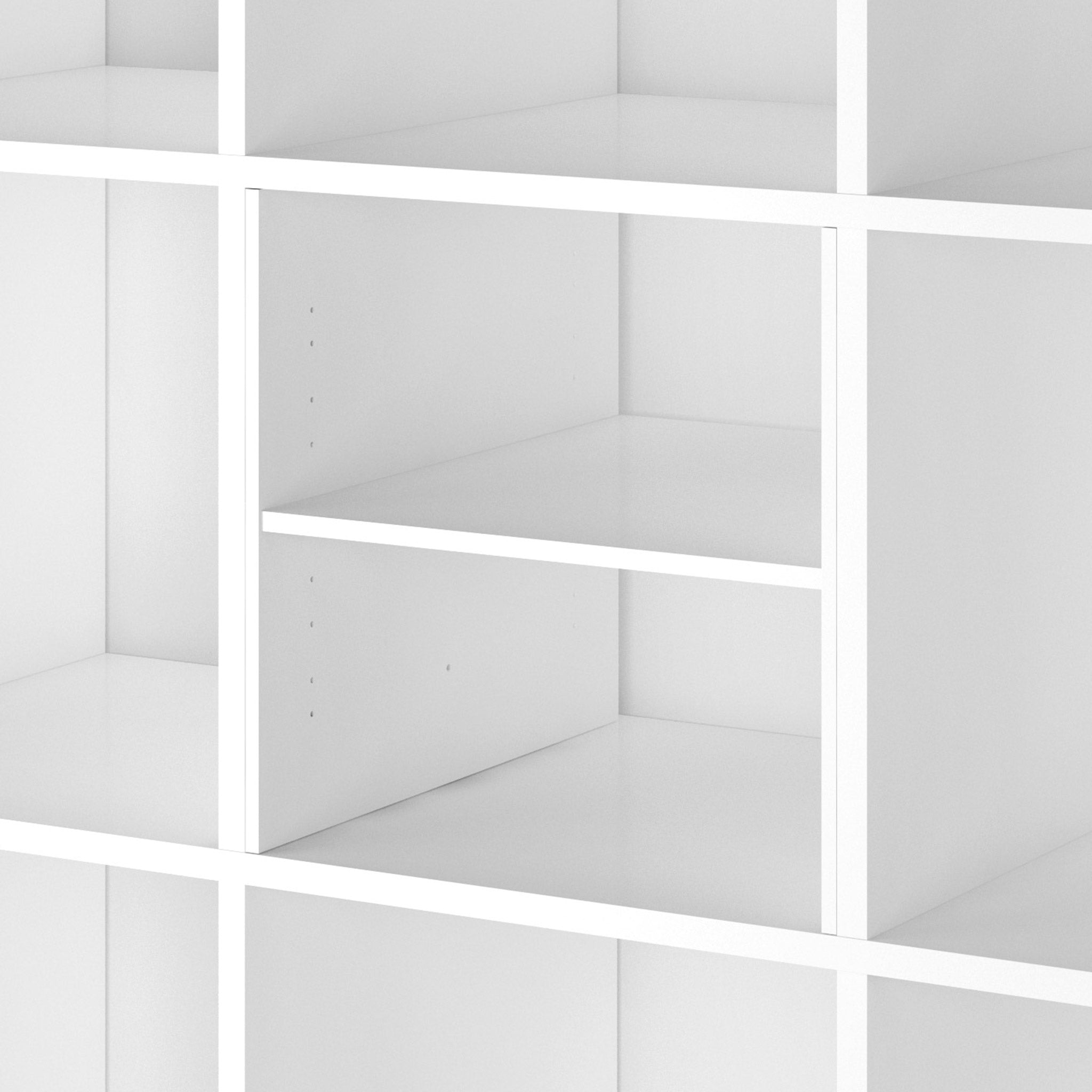 Kallax Regal von Ikea mit Einsatz, der das Fach in zwei gleichgroße Einheiten trennt.