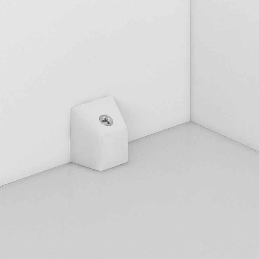 Anbringung der Rückwand mit einer einfachen Befestigungslösung (als Winkel) und einer Schraube