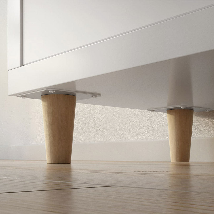 Nahansicht von 2 Schrankfüßen aus Buchenholz