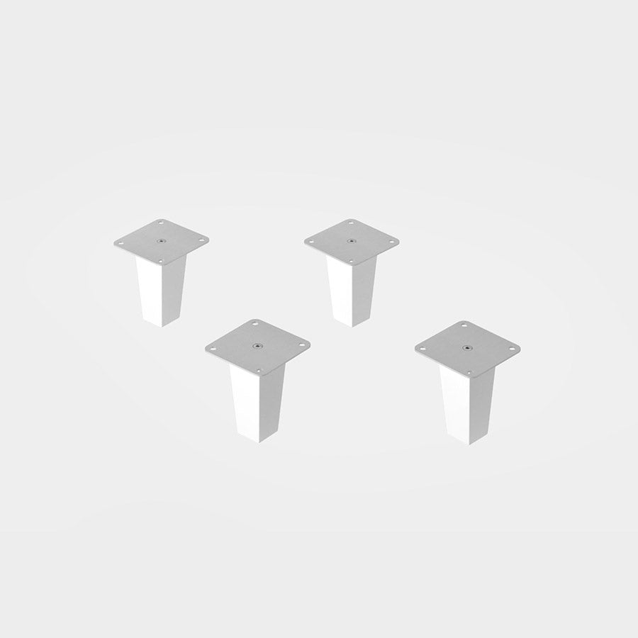 4 weiße Schrankfüße im 4er Set. Sie sind 10 cm hoch und pyramidenförmig.