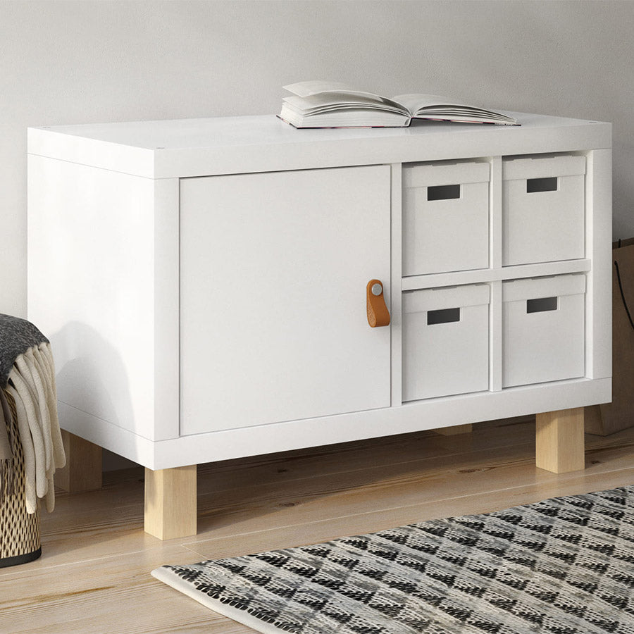 Modernes IKEA Sideboard mit robusten Schrankbeinen aus Buche