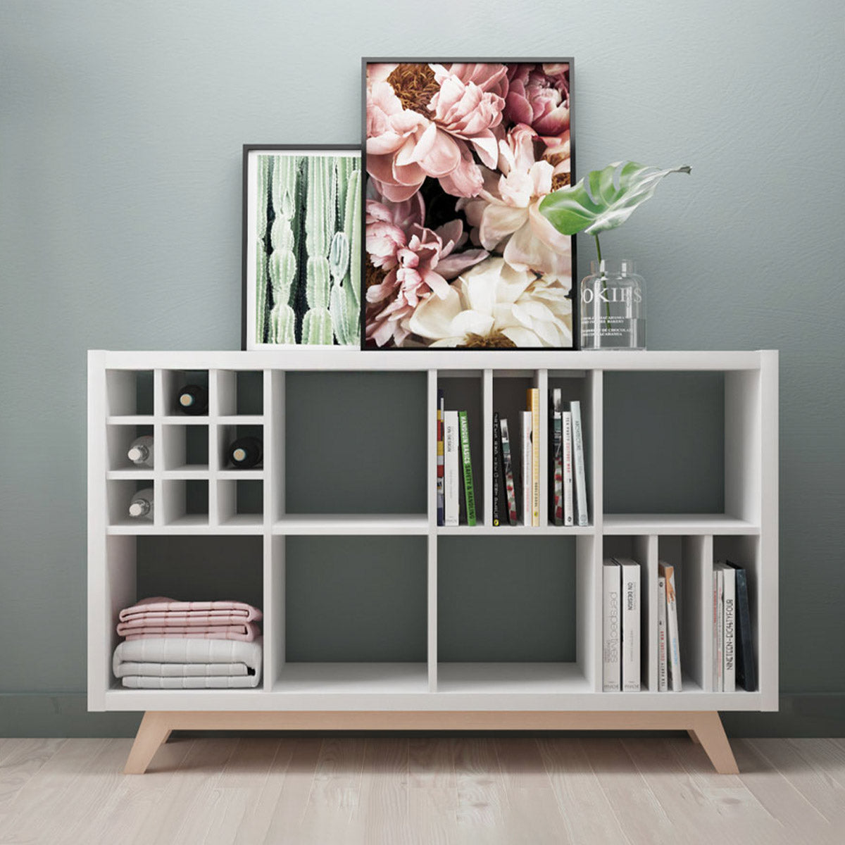 Ein 4er Kallax Regal als Sideboard im Retro-Look mit einem Untergestell und verschiedenen Einsätzen.