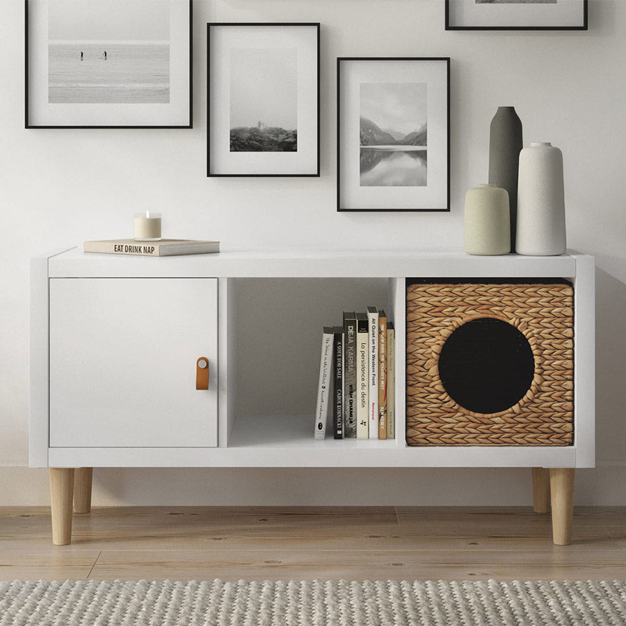 Weißes Lowboard mit 16 cm hohen Schrankfüßen aus Buche und praktischen Regaleinsätzen