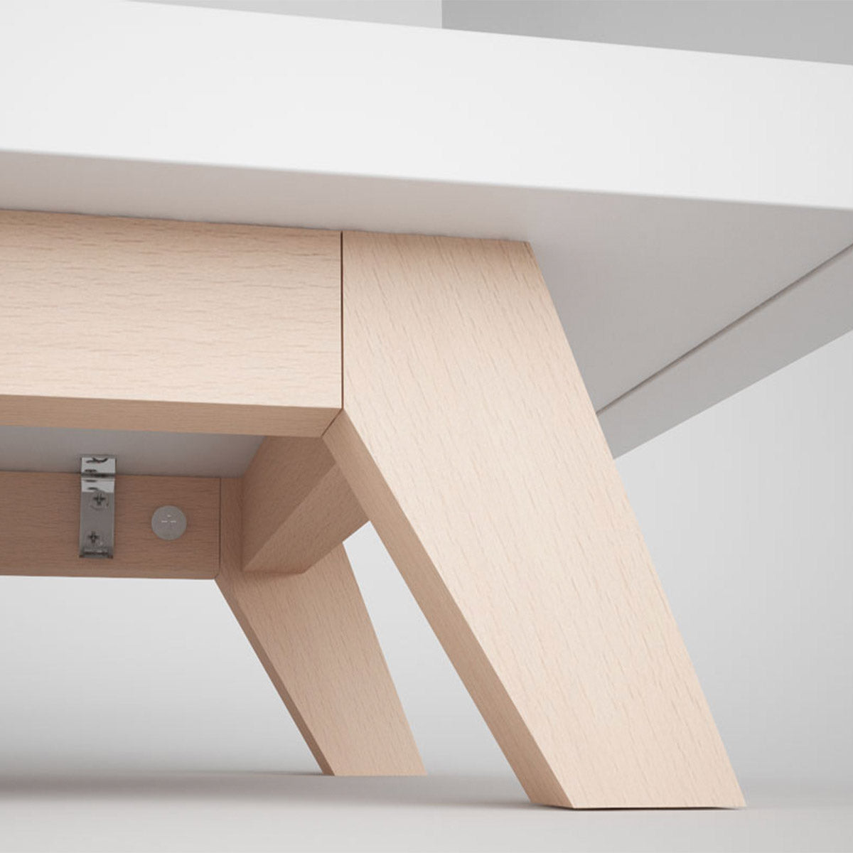 Nahaufnahme des Untergestells mit hellem Buchenholz und feinen Maserungen