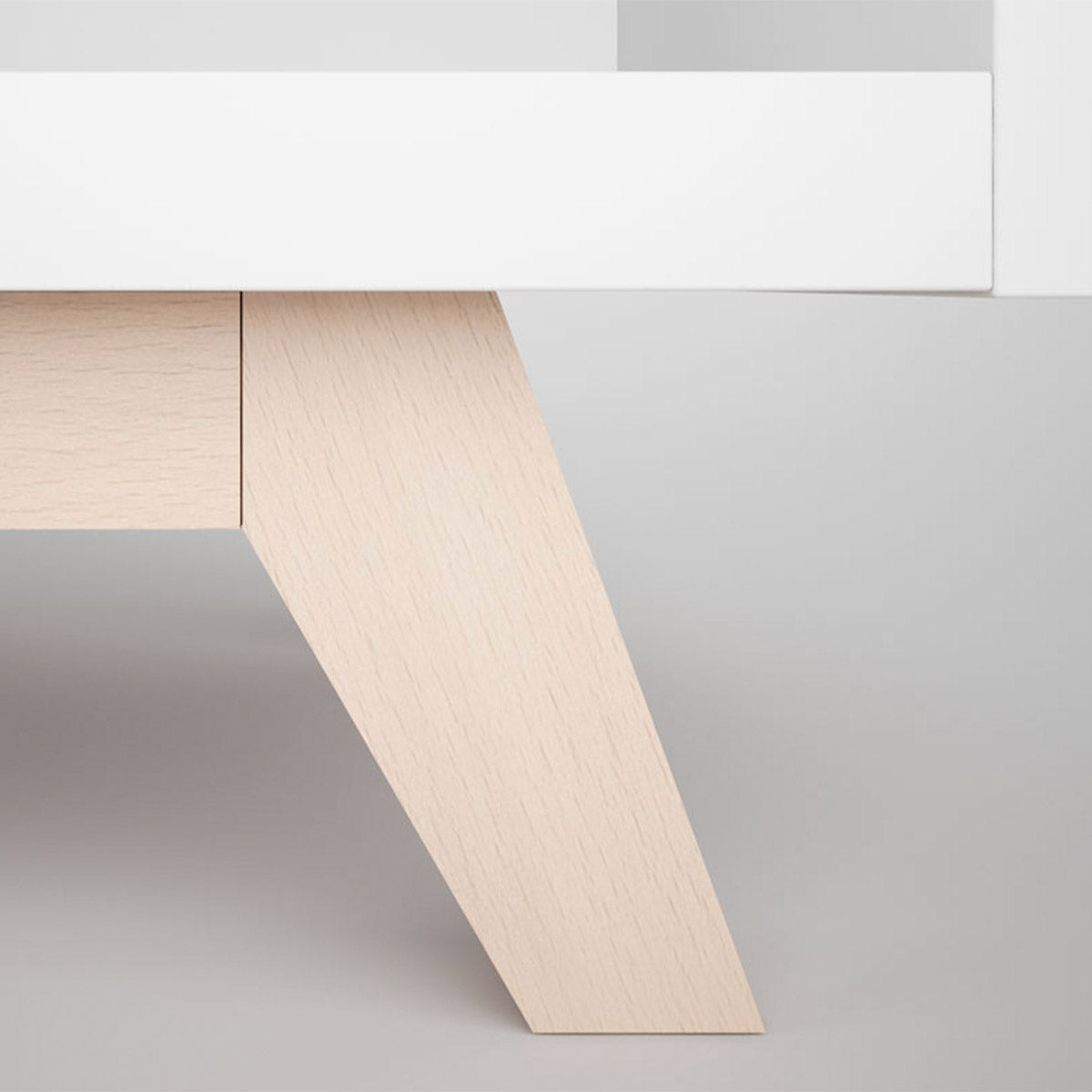 Nahaufnahme des abgeschrägten Holzfußes