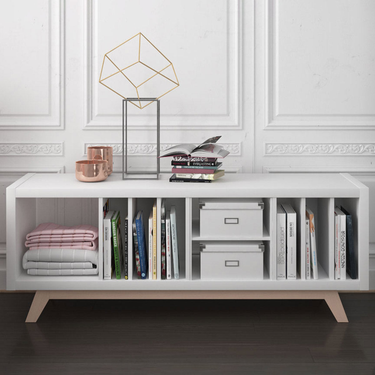 Modern triftt Retro: Eingerichtetes Sideboard mit praktischen Einsätzen und dem Untergestell aus Massivholz