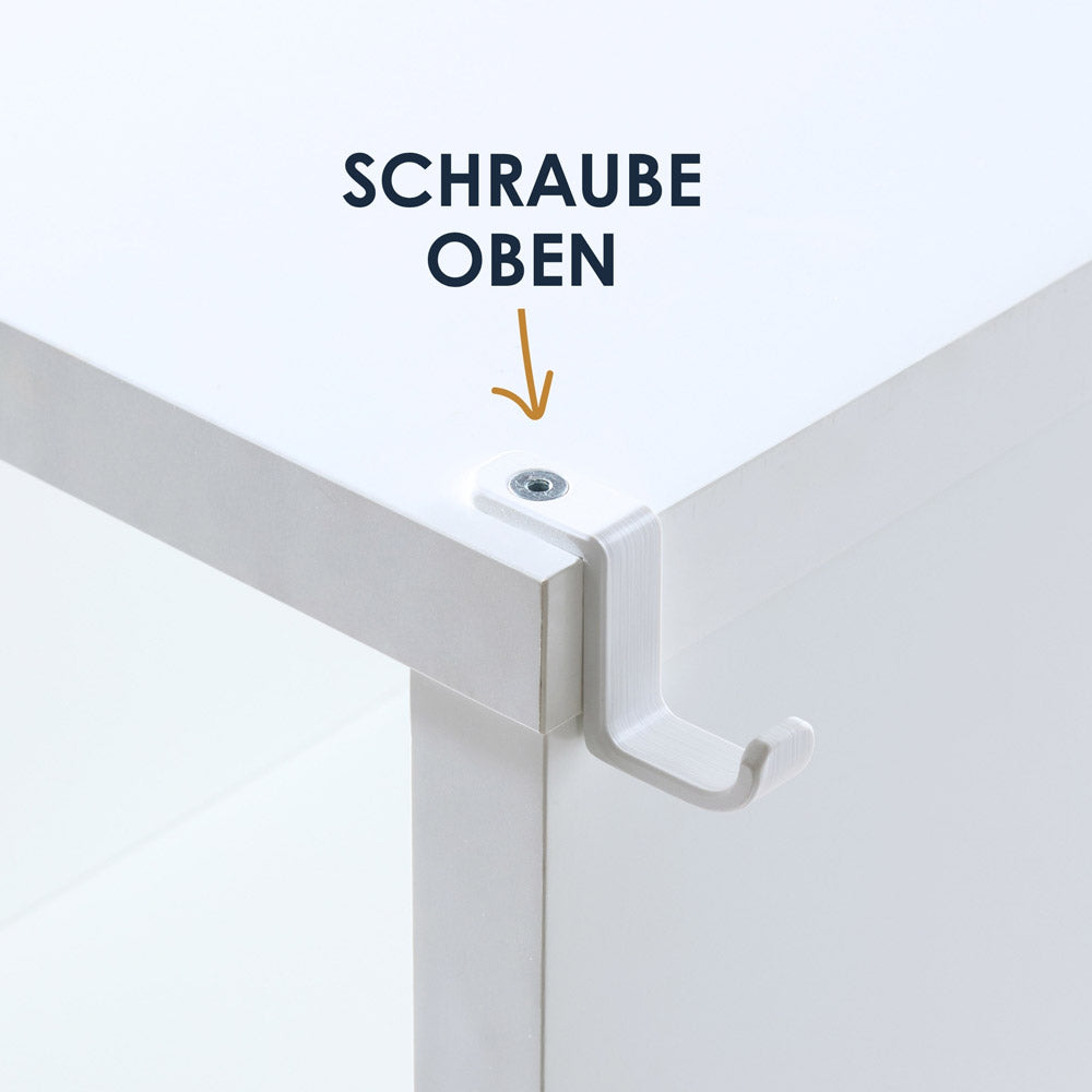 Detailaufnahme des Kallax Regals mit eigener Befestigungsschraube an der Oberseite, an der ein weißer Haken montiert wurde.