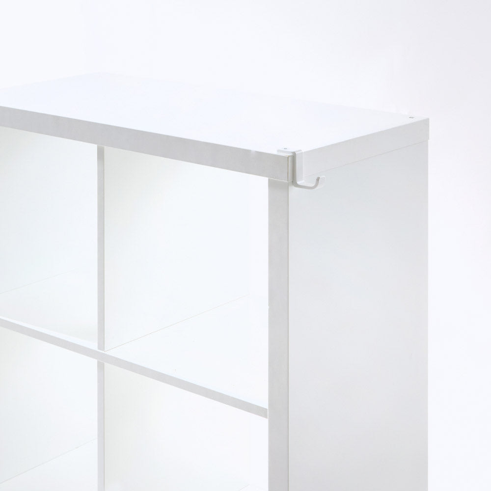 Weißes IKEA Kallax Regal mit Kallax Haken, der mittels der eigenen Regalschraube an der Oberseite montiert wurde.