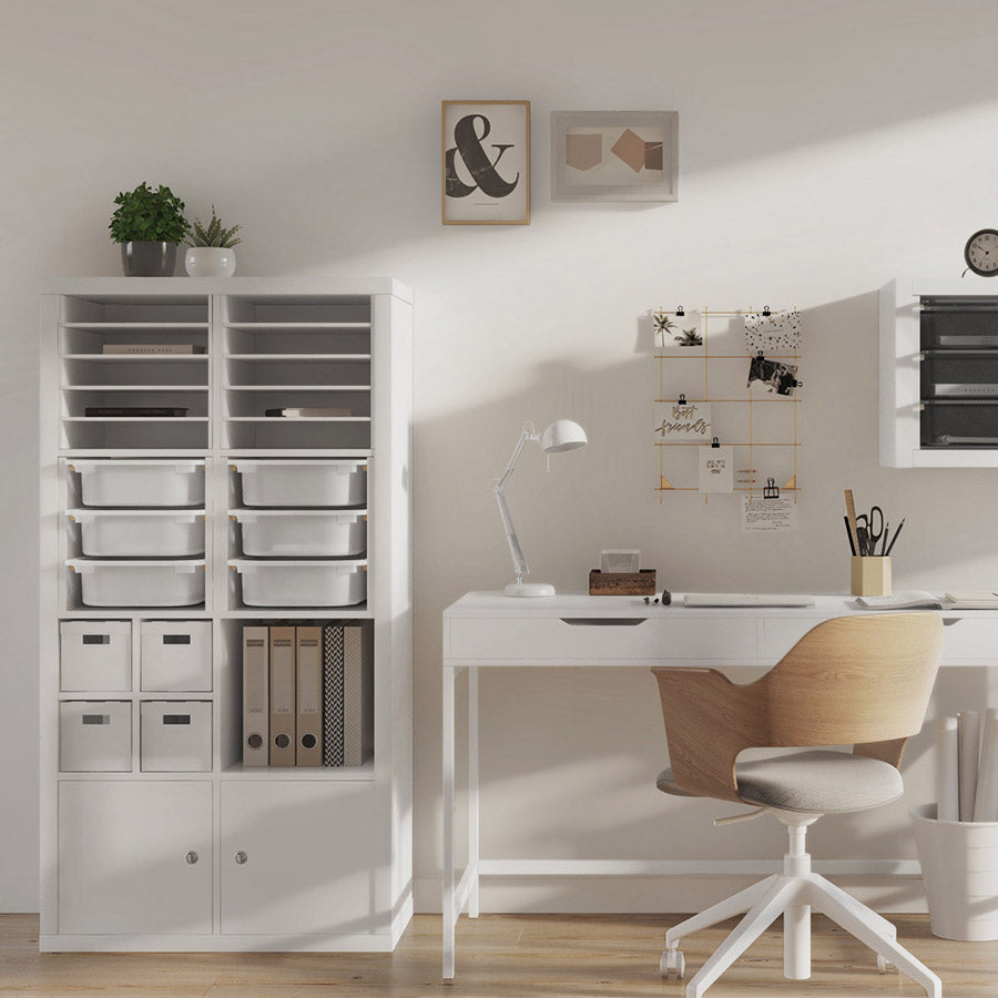 Zu sehen ist ein Kallax Regal im Büro. Es enthält 6 Trofast Schubladen und weitere Kallax Einsätze, die im Shop angeboten werden.