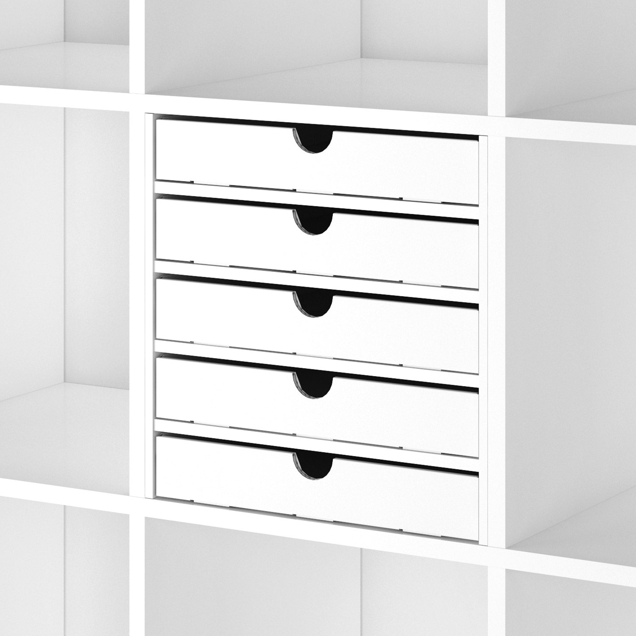 Schrägansicht eines Kallax Regalteilers mit 5 weißen Pappschubladen