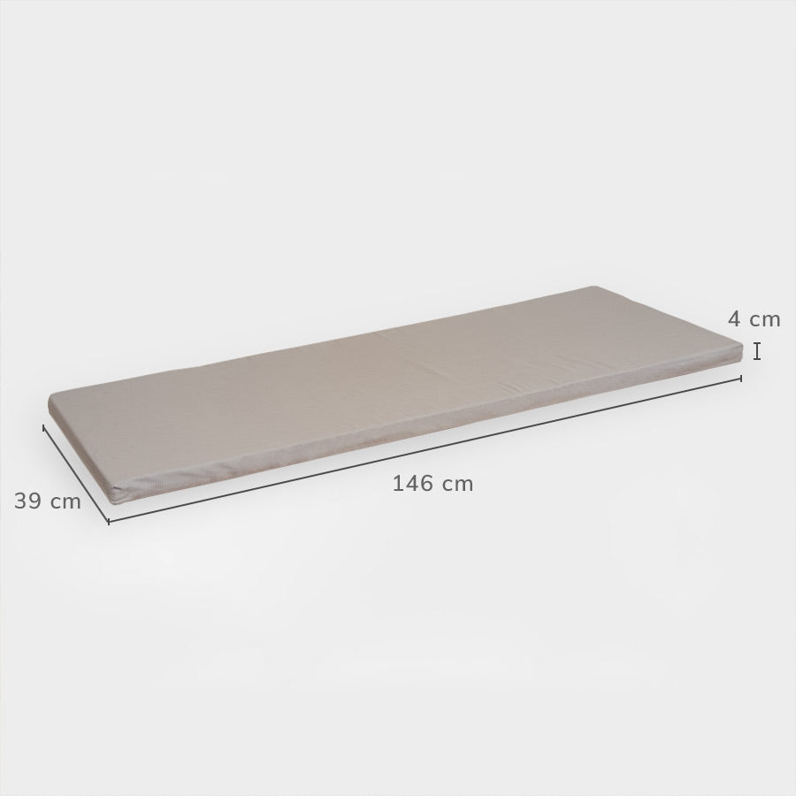 Maße der großen, hellgrauen Sitzauflage - Länge: 146 cm, Breite: 39 cm, Höhe: 4 cm